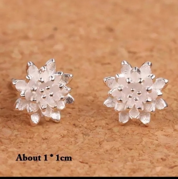 🌺LOTUS! SO ADORABLE! SILVER PLATED STUDS🌺 - Picture 3 of 8